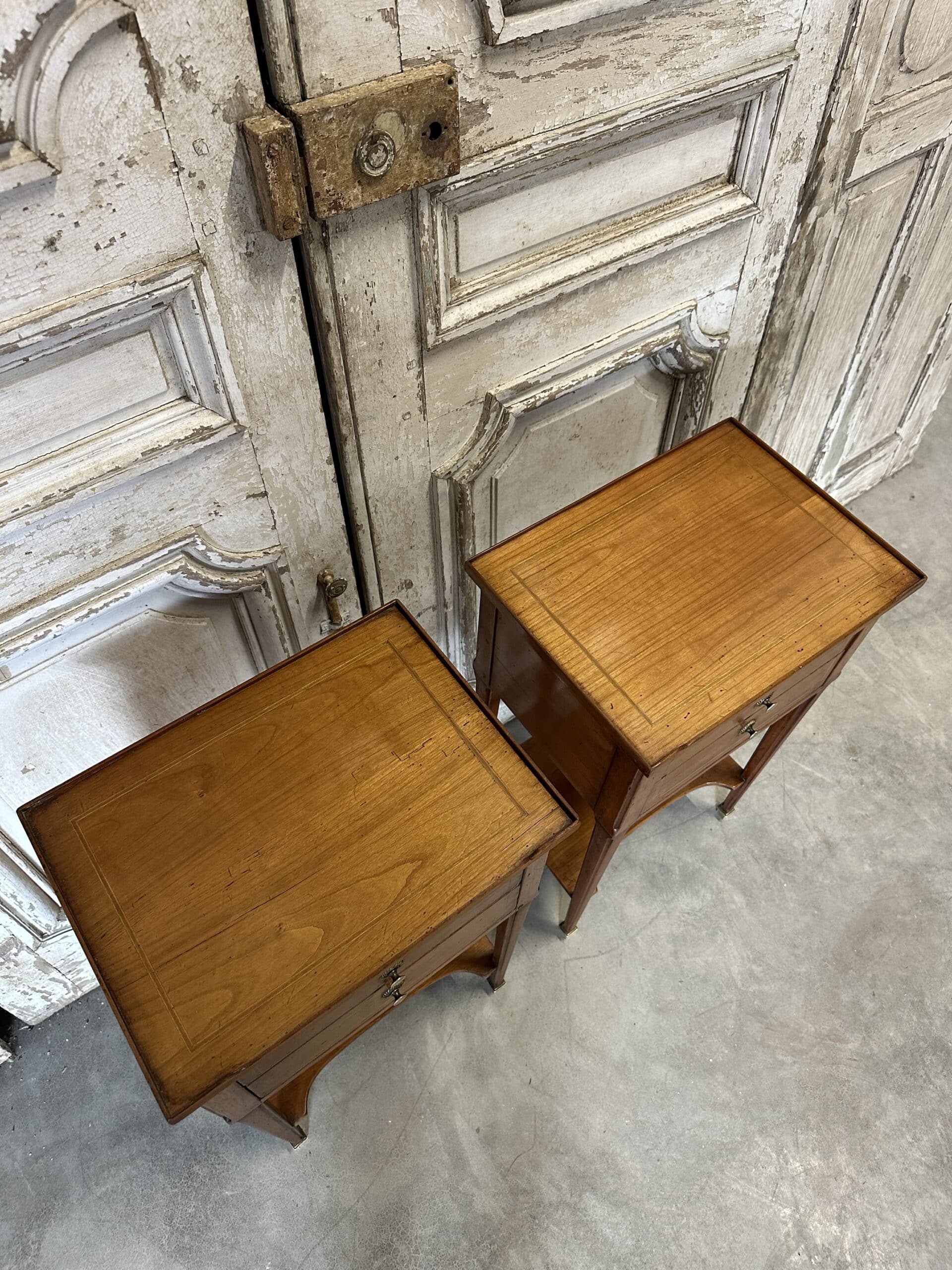 Paire de chevets de style Directoire en merisier, 20e siècle