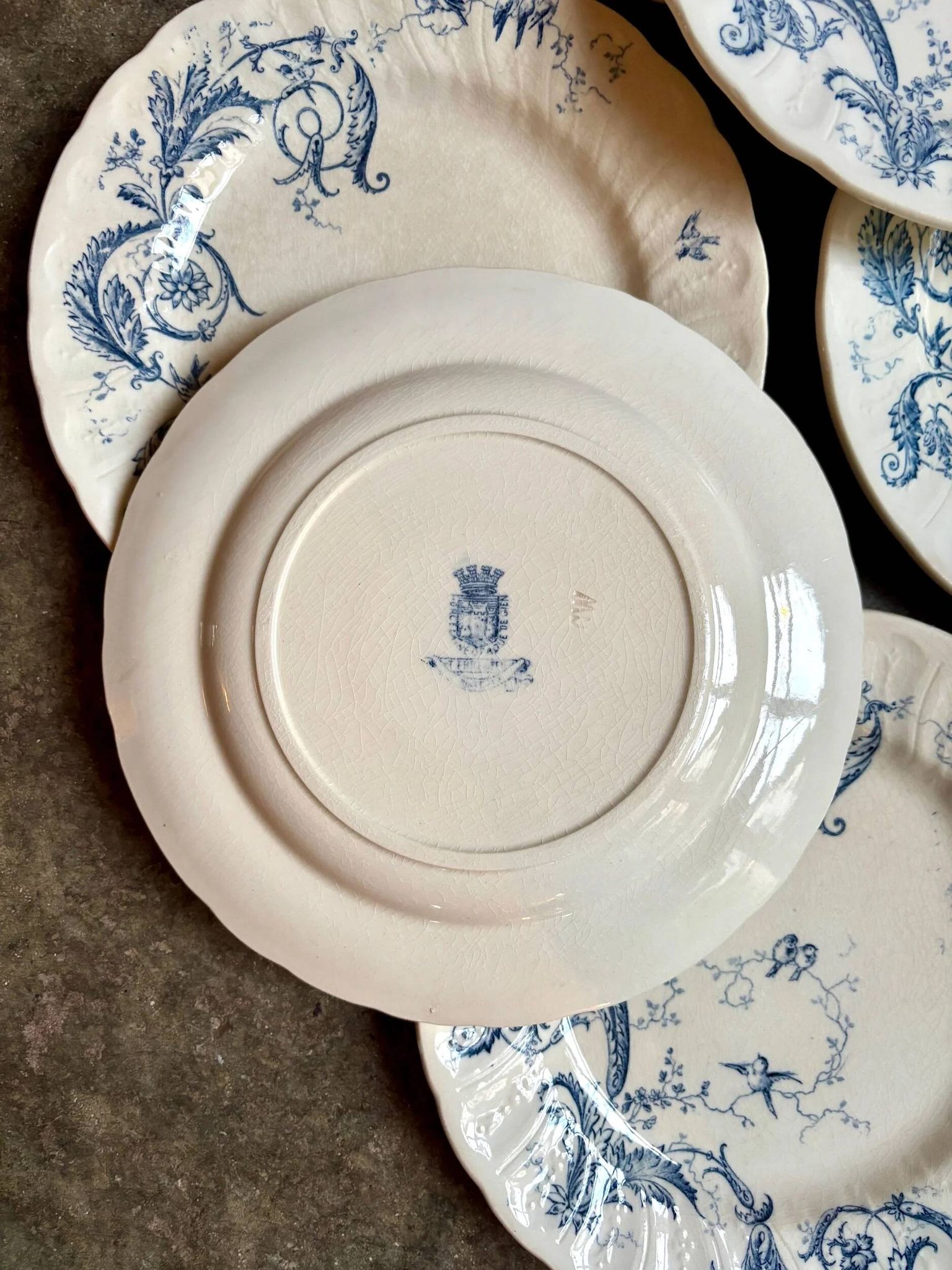 6 assiettes plates Gien en terre de fer, service "Rinceaux" n°1