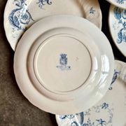 6 assiettes plates Gien en terre de fer, service "Rinceaux" n°1
