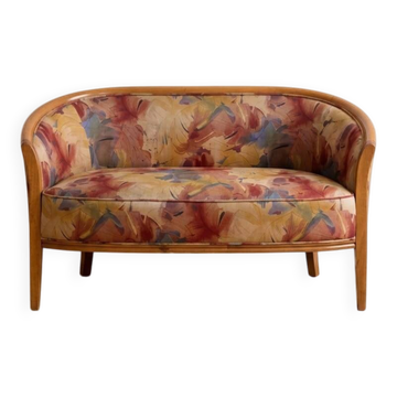 Two-seater banquette in Louis XV style made of wood and floral fabric.