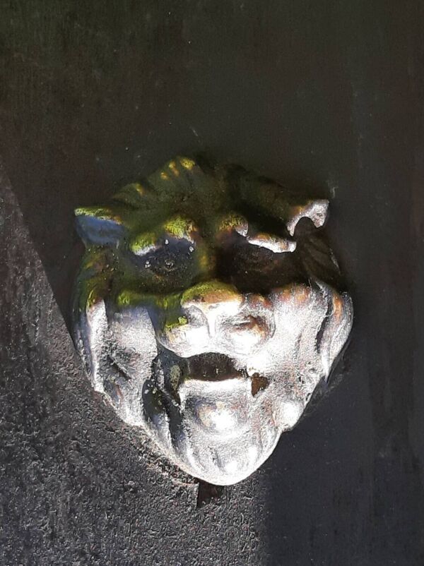 Armoire de couturière avec miroirs triptyques biseautés. (Armoire à glaces)