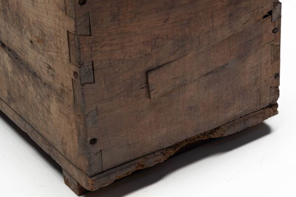 Coffre de rangement en bois ancien, France, fin du XVIIIe siècle