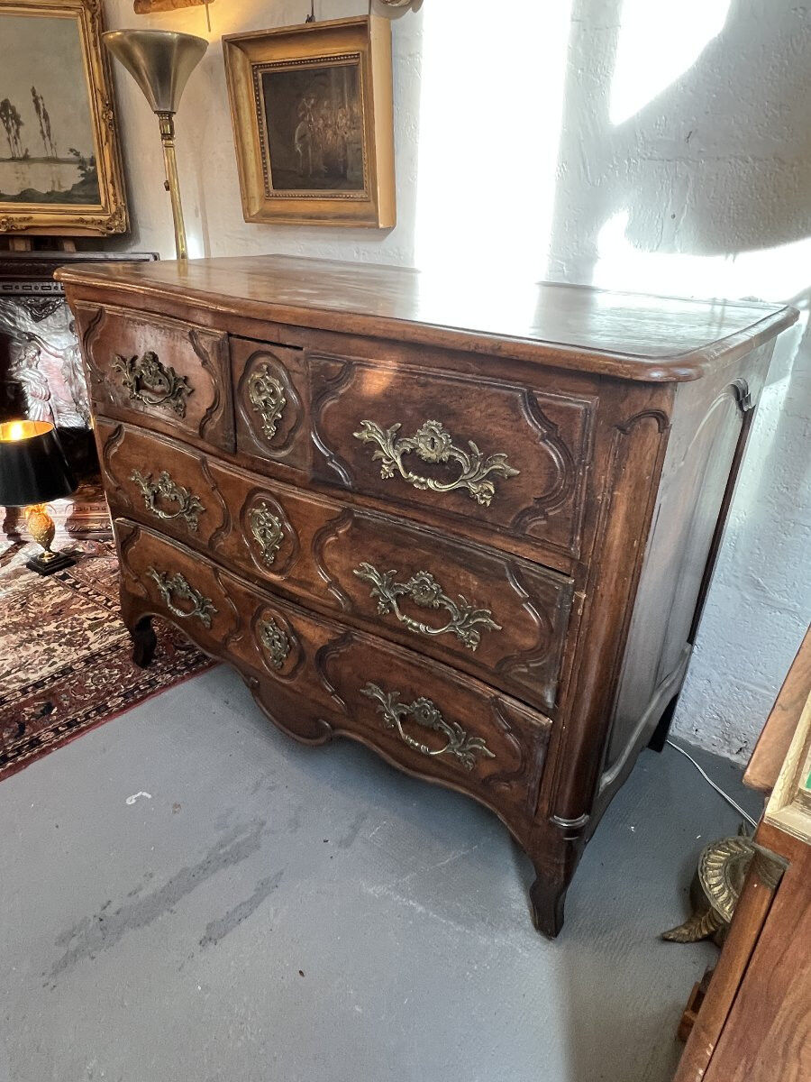 Important Parisian chest of drawers in walnut dating from the 18th century, opening with 5 drawers.