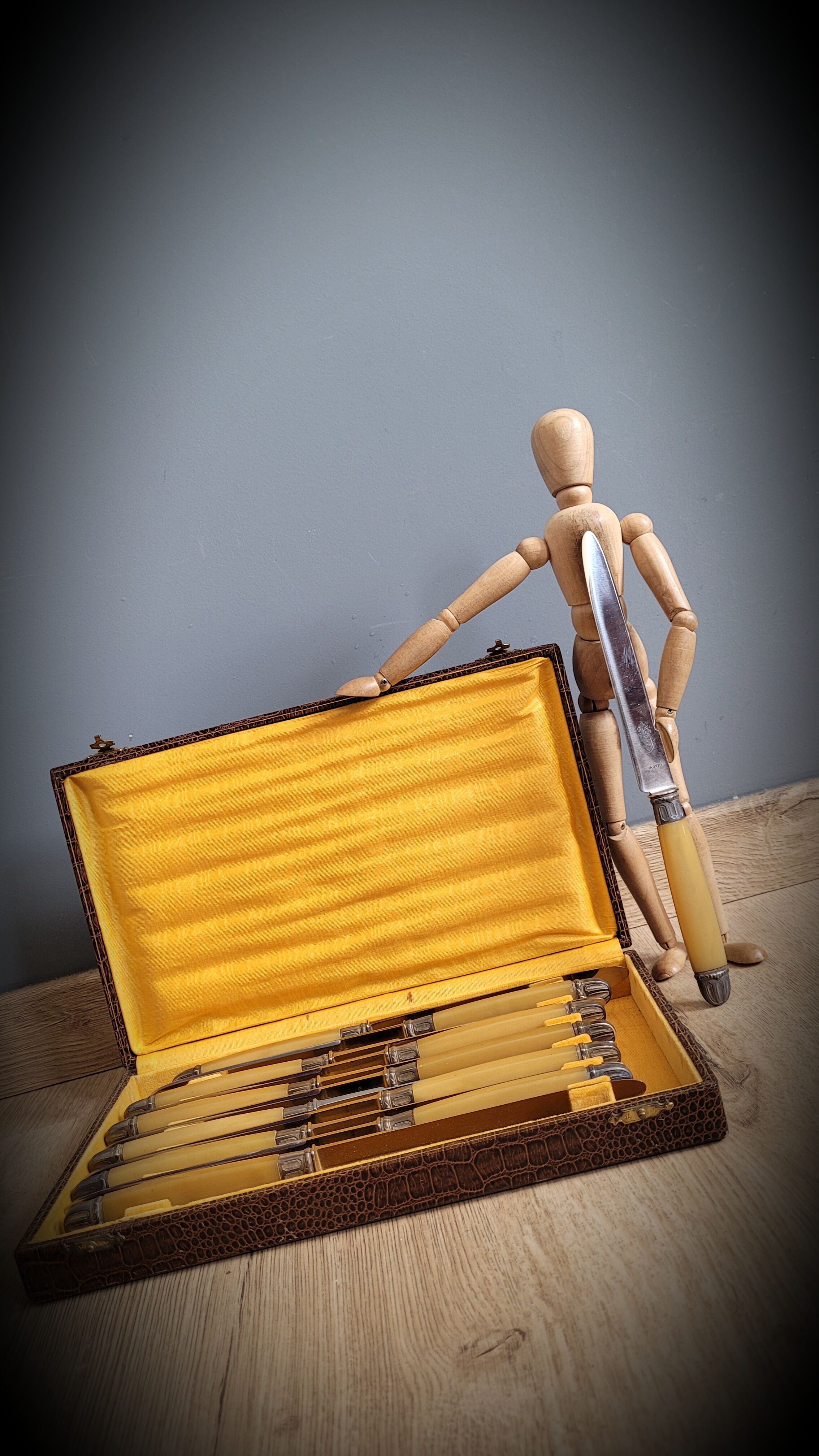 Box 12 horn knives Nogent