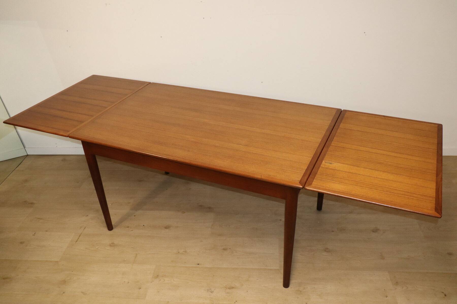 Danish Scandinavian extendable dining table in teak, 1960.
