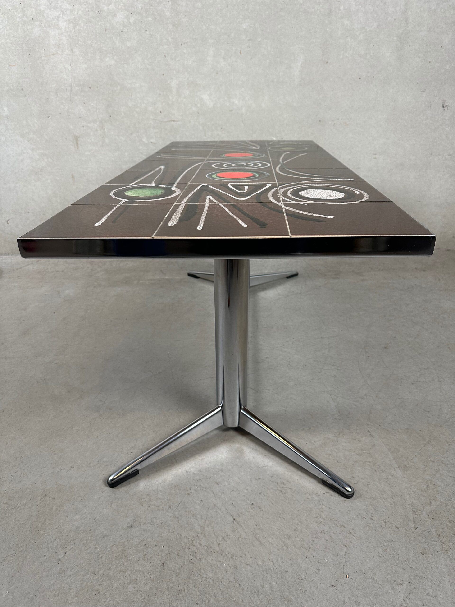 Table basse des années 50 – céramique et chrome