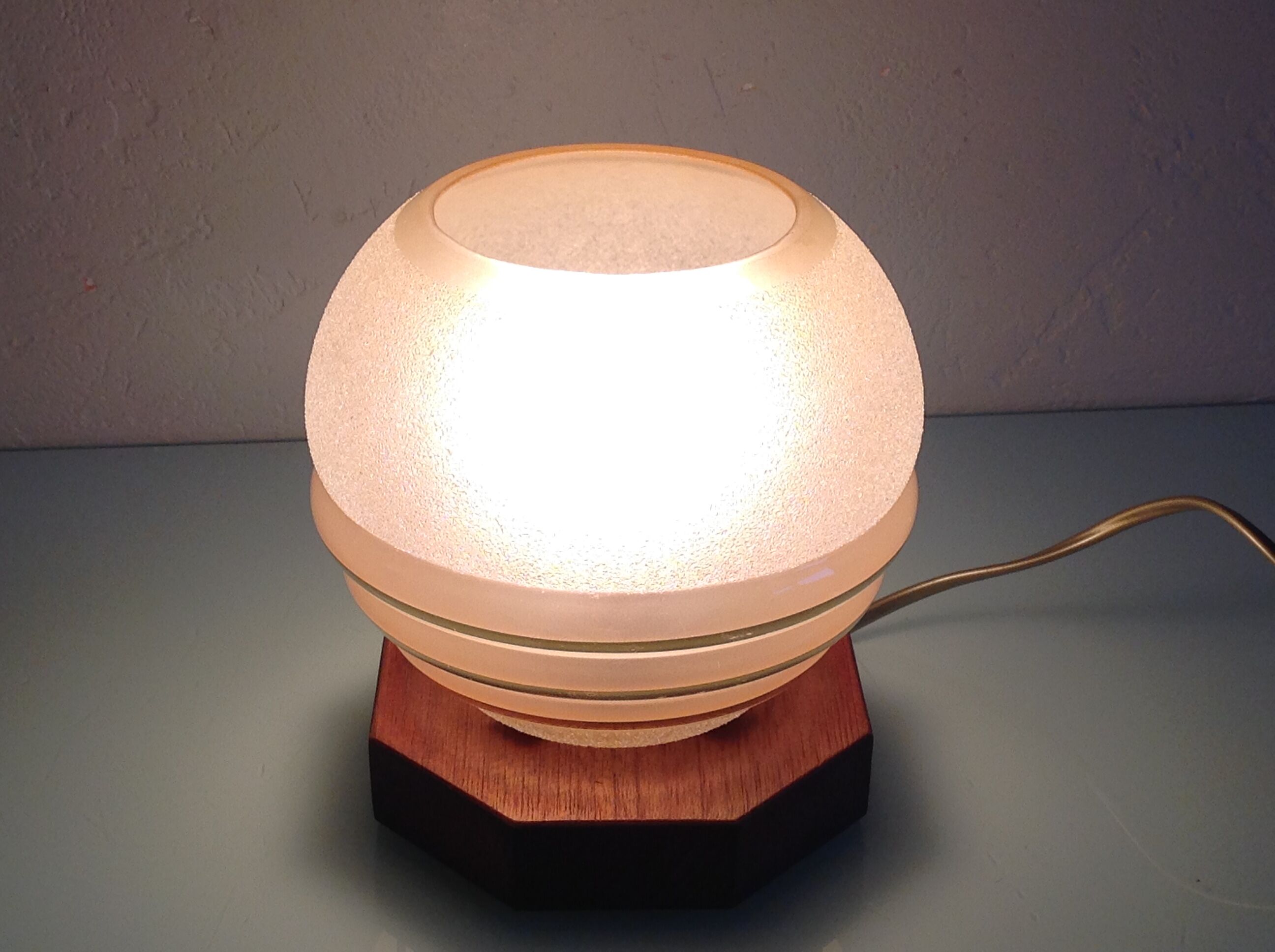 Bedside lamp globe in beige granite glass art deco style