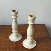 Paire de bougeoirs en bois blanc