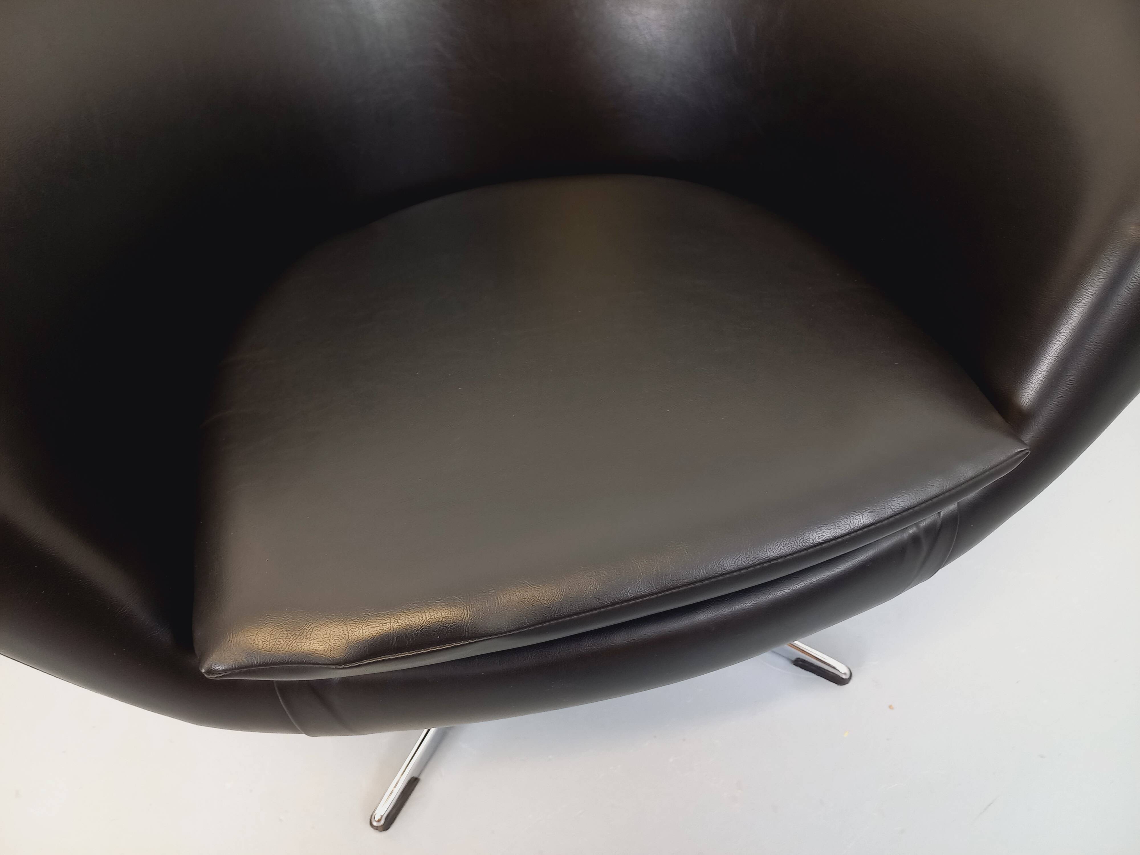 Vintage Scandinavian swivel chair in faux leather and chrome from the 1970s.