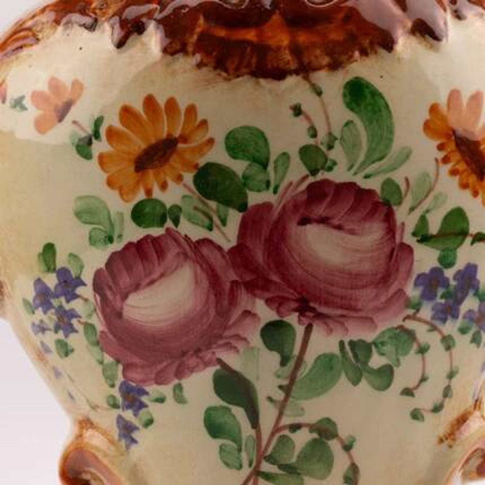 Sublime Capodimonte vase with white and yellow floral patterns.