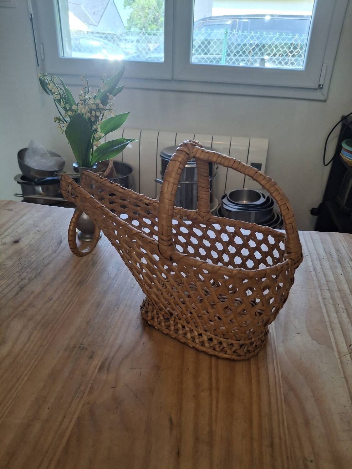 Woven wicker bottle basket