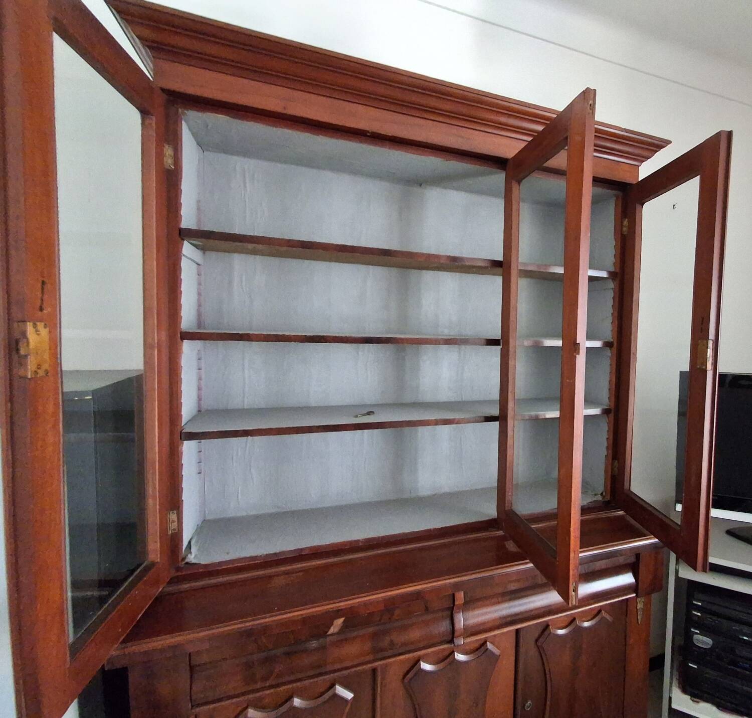 English display cabinet in mahogany