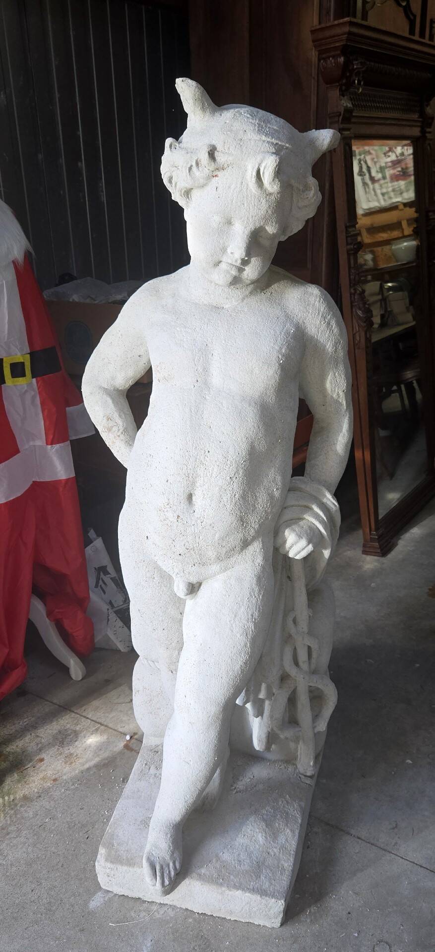 Statue de jardin en pierre reconstituée représentant un jeune faune