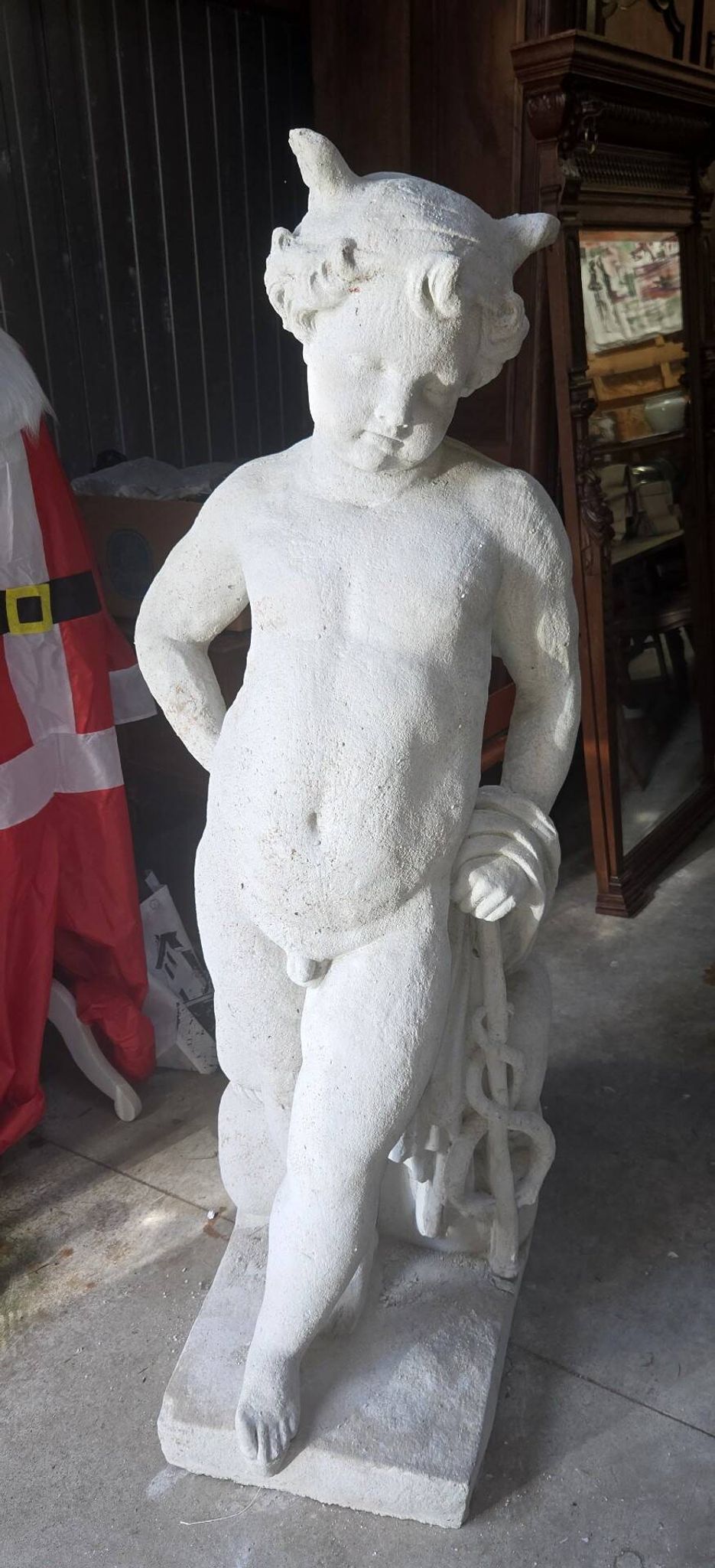 Statue de jardin en pierre reconstituée représentant un jeune faune
