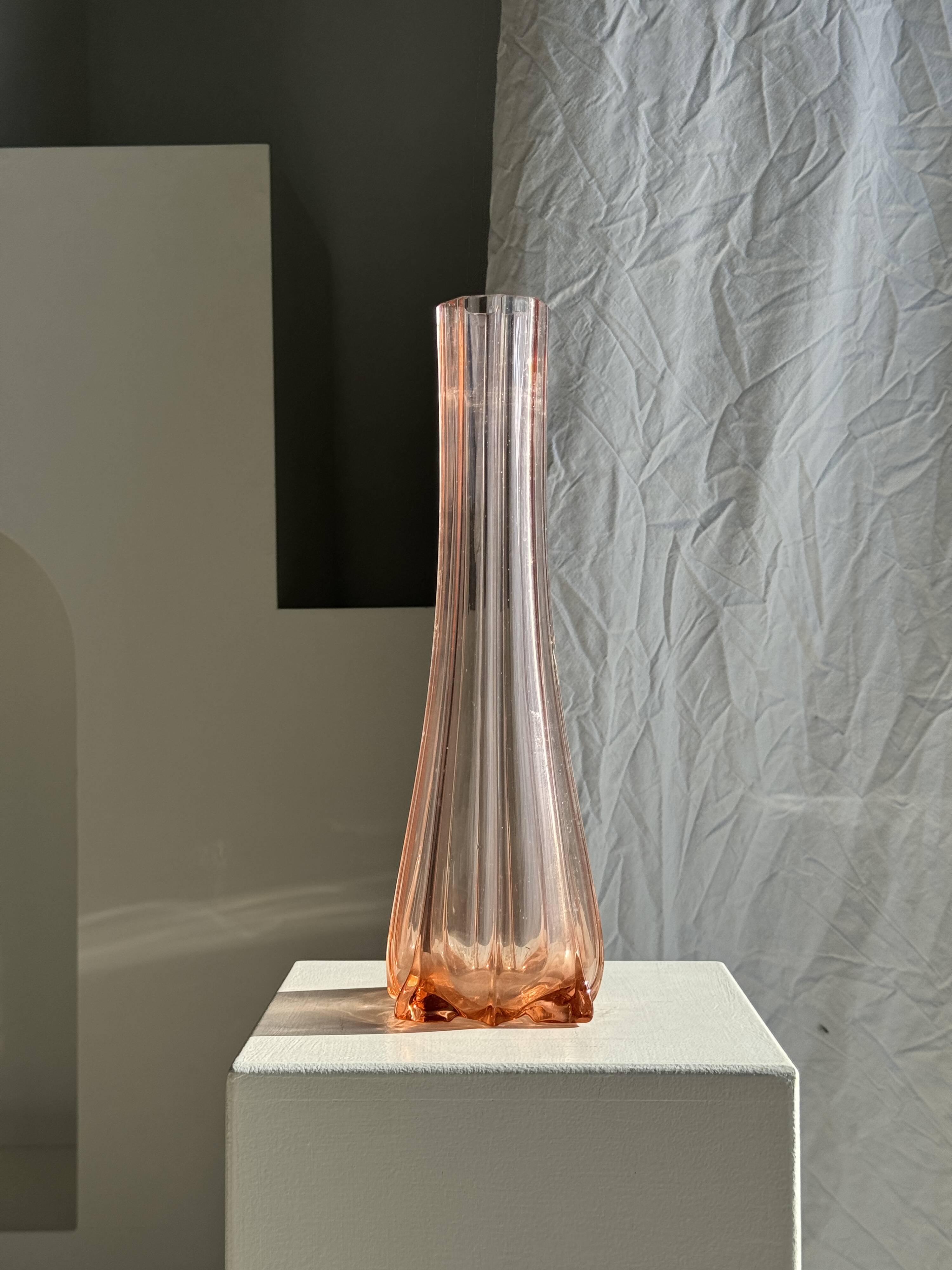Large pink glass bud vase, H37 D18A