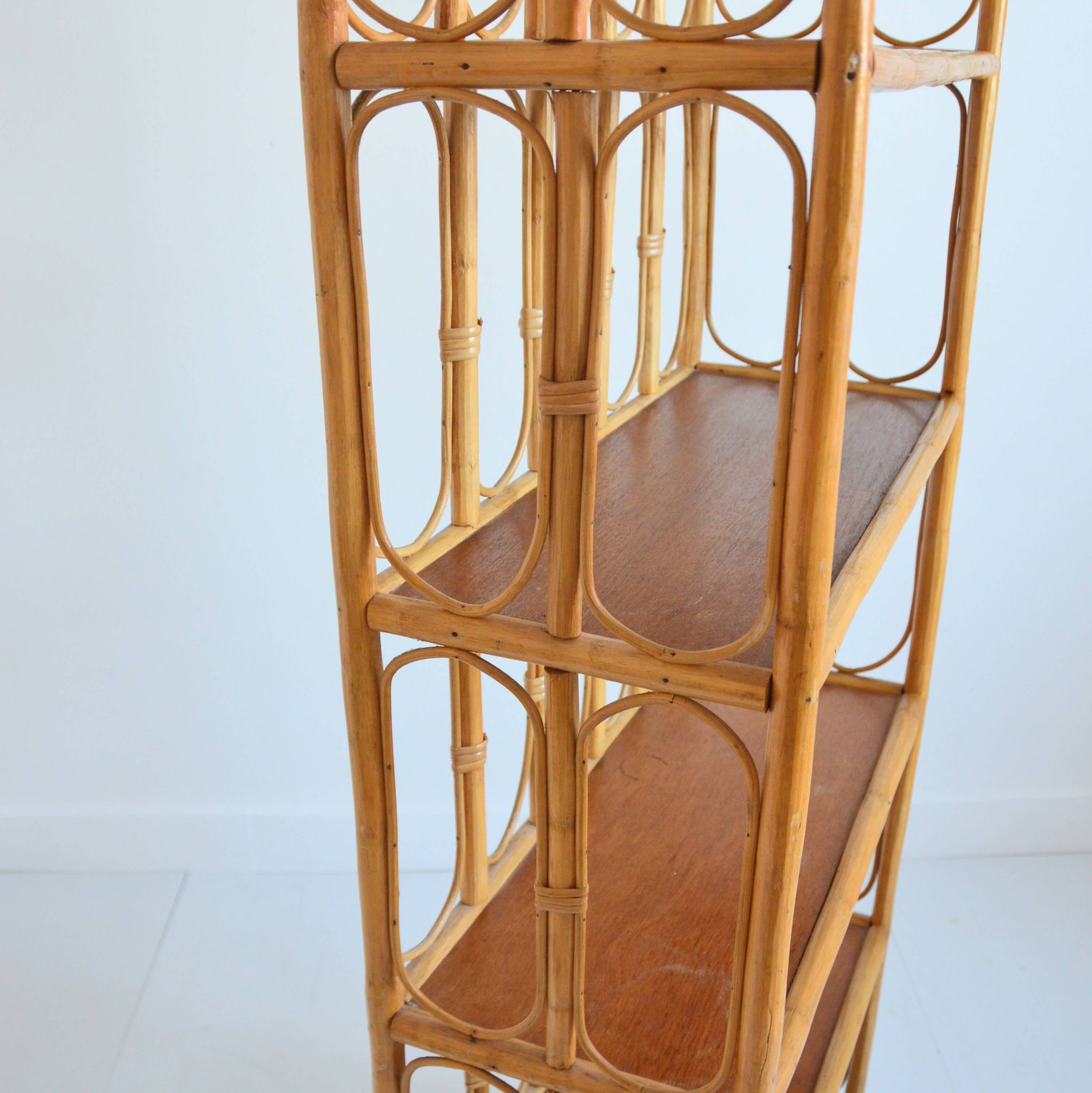 Bibliothèque / Étagère sur pied en bambou et rotin 1960s