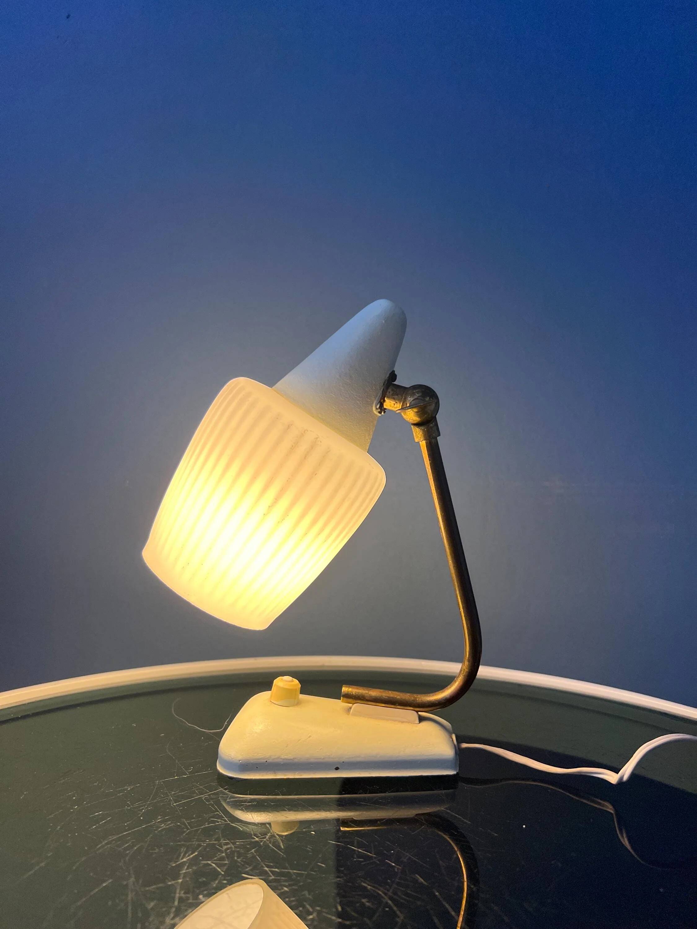 Lampe de bureau en verre opalin style Art déco Mid-Century