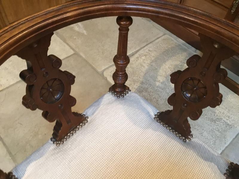 Paire de fauteuils de coin de style Louis XVI début 20ème