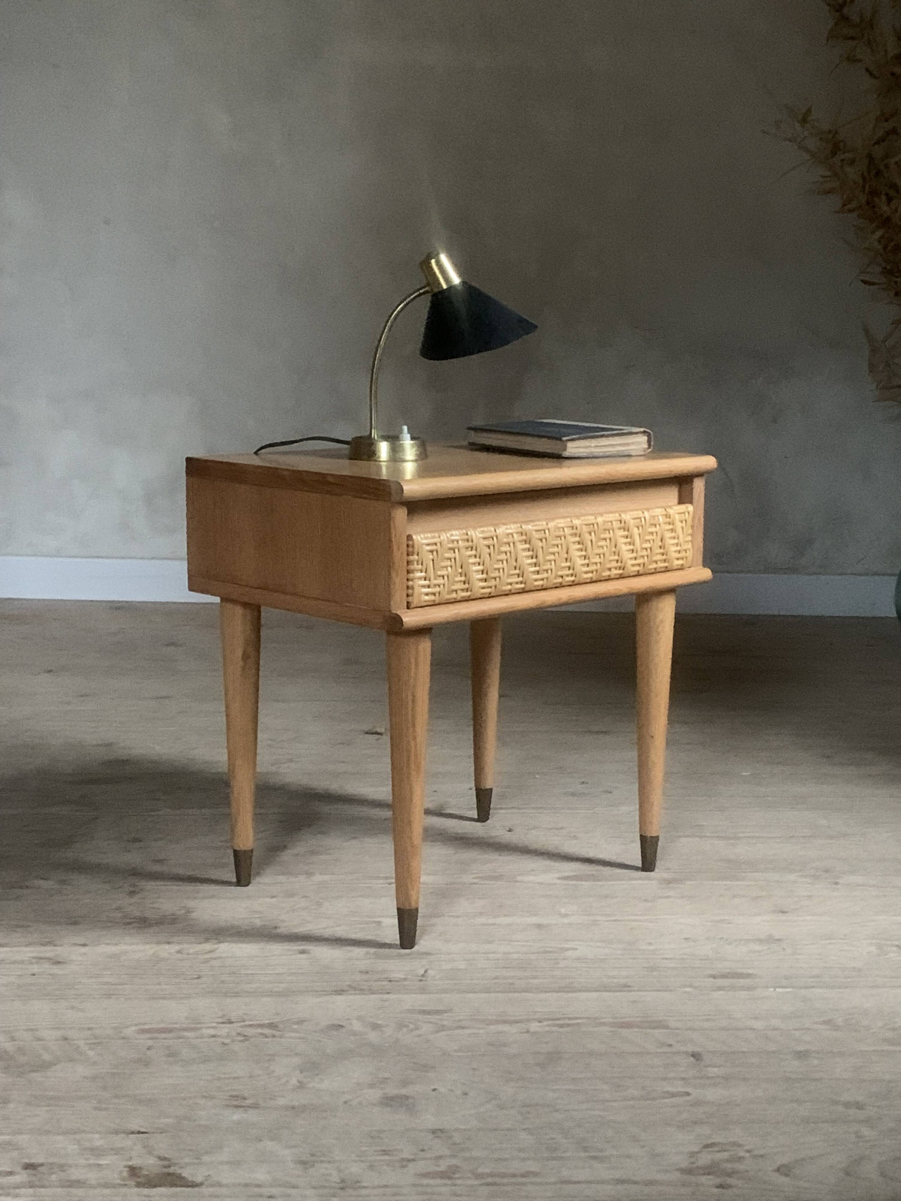Table de Chevet vintage en chêne et rotin