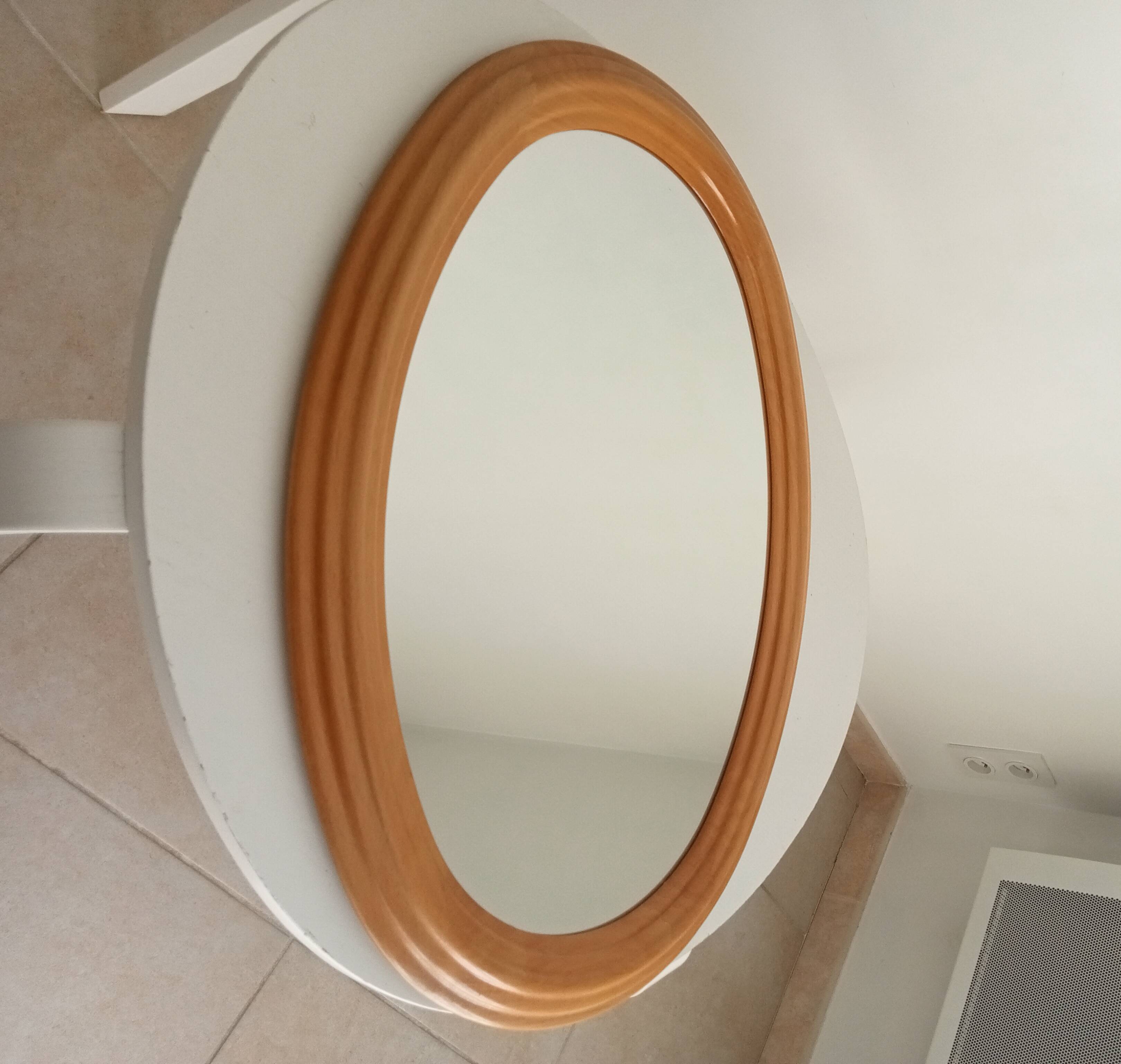 Vintage oval mirror in beech from the 70s/80s.