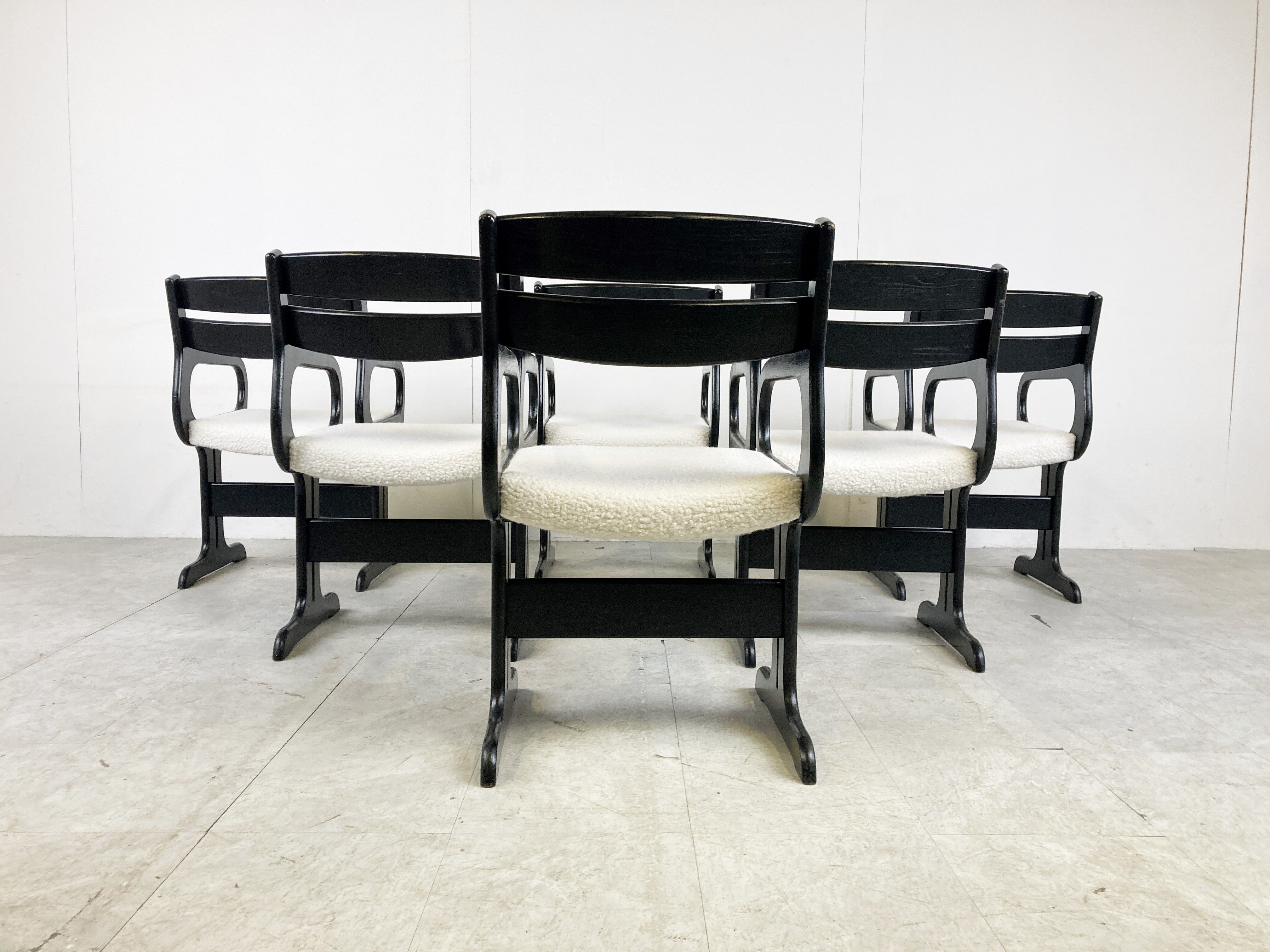 Chaises de salle à manger en bois noir du milieu du siècle, années 1970