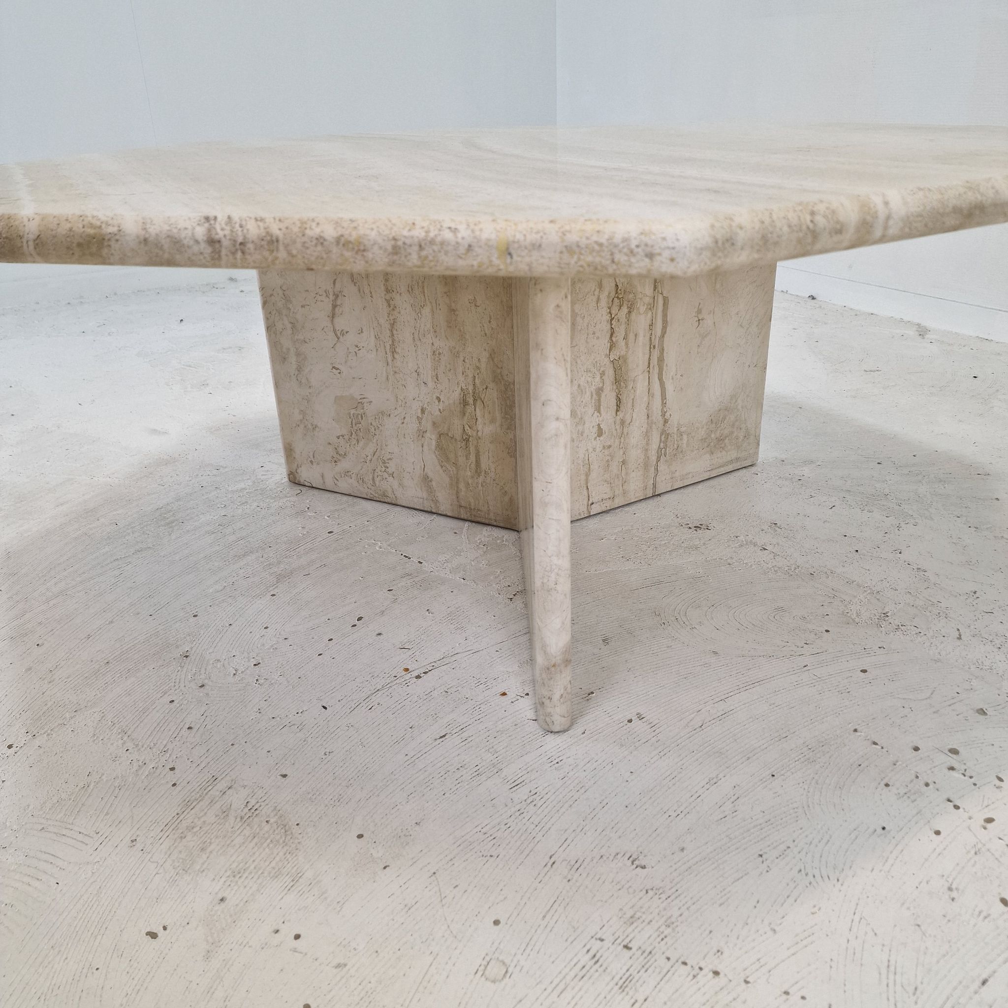 Table basse octogonale italienne en travertin, années 1980.