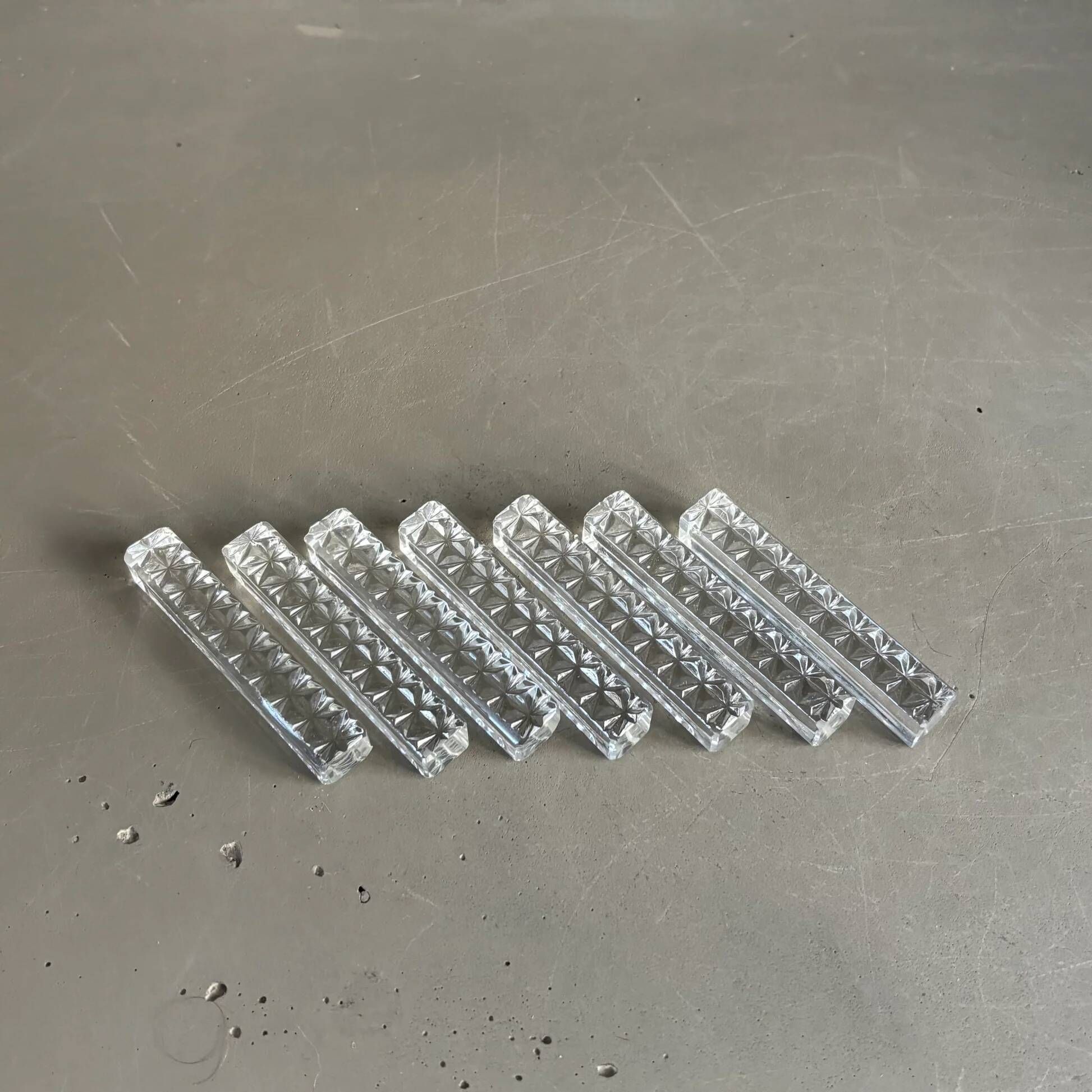 7 moulded glass knife rests