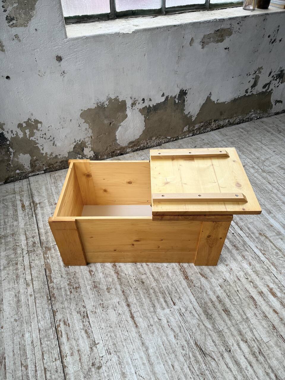 Chest or coffee table Perriand Les Arcs 1800