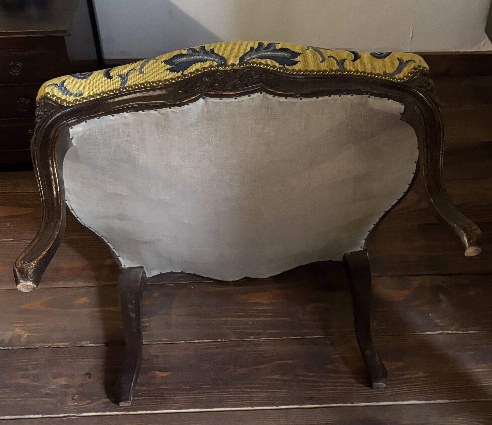Fauteuil style Louis XV en hêtre – Tissu damassé jaune/bleu motif floraux.