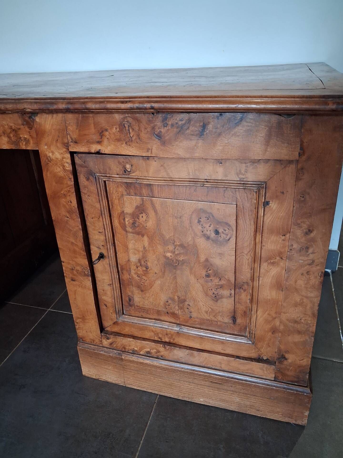 Desk in elm burl