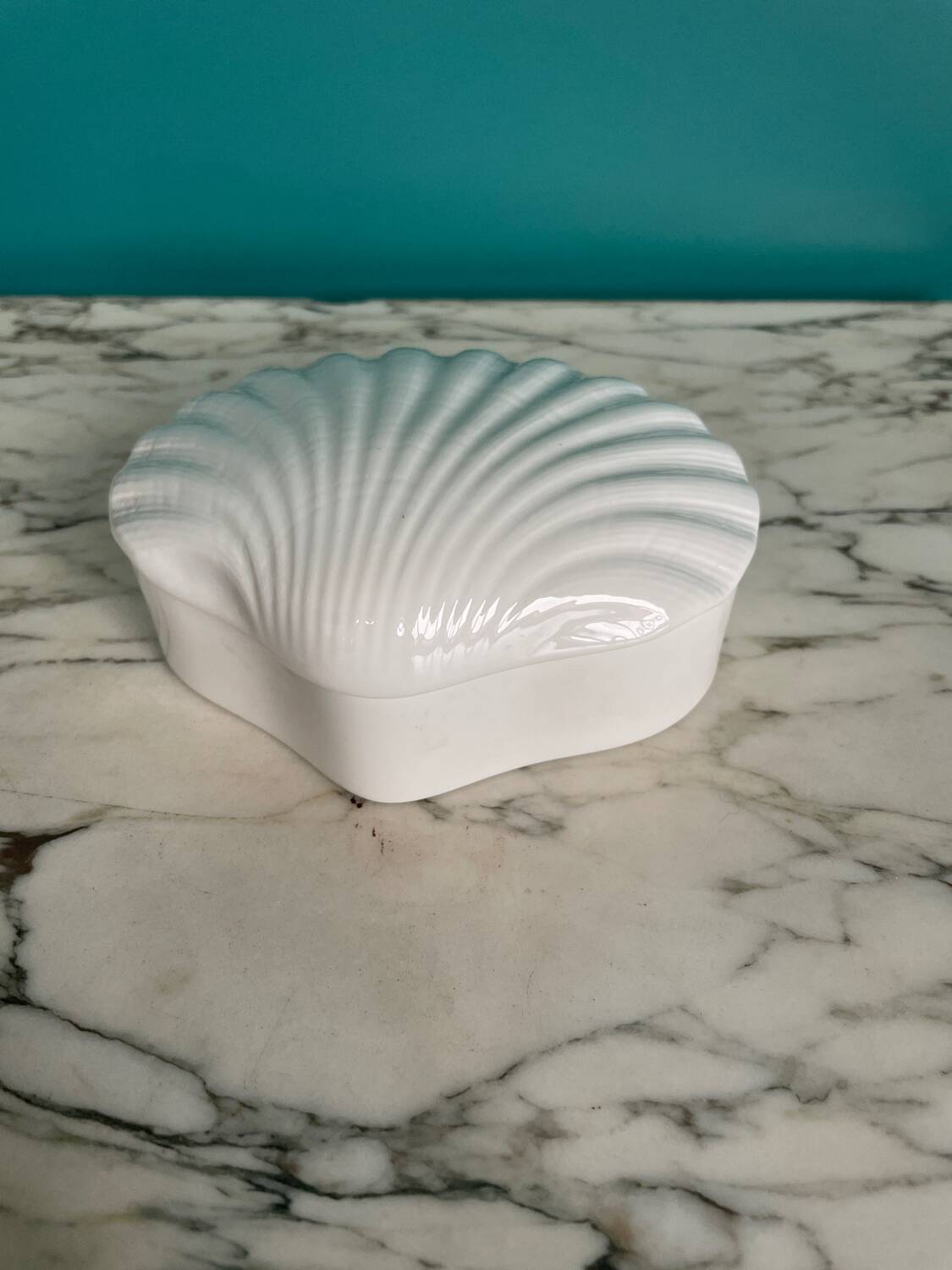 Heinrich white porcelain shell box