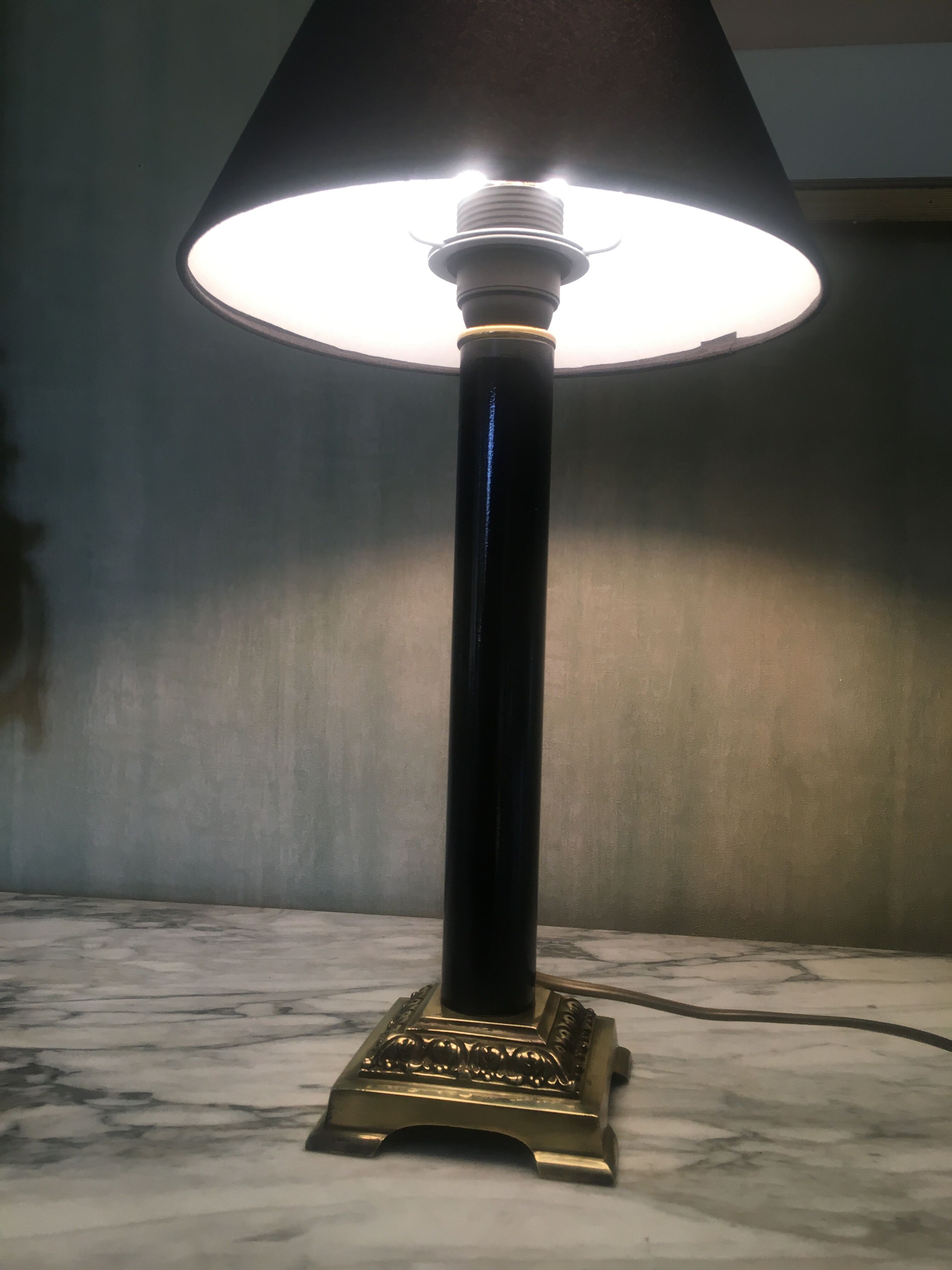 Lamp with brass foot