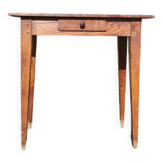 Spindle legs desk