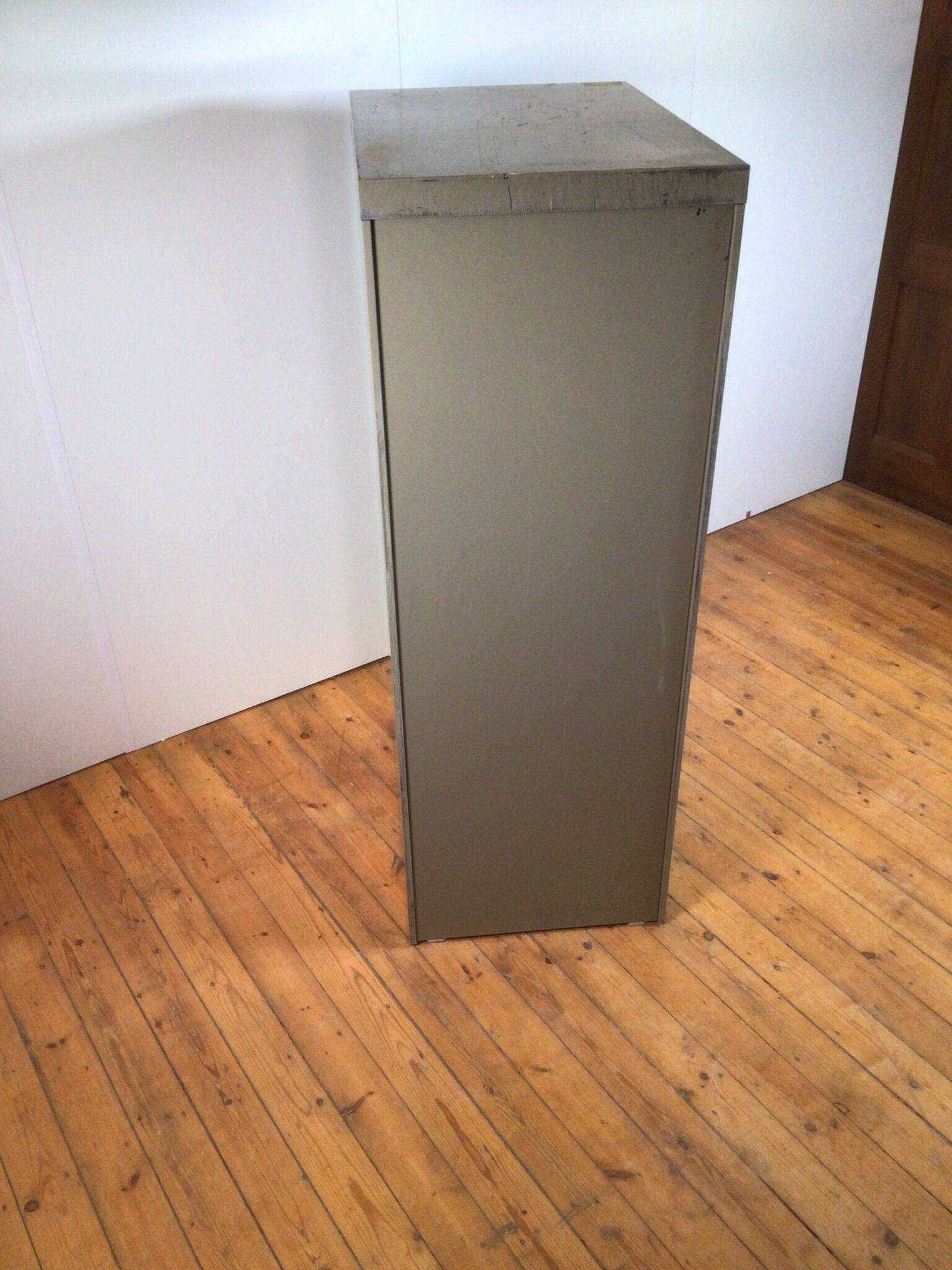 Metal "mewaf" drawer cabinet