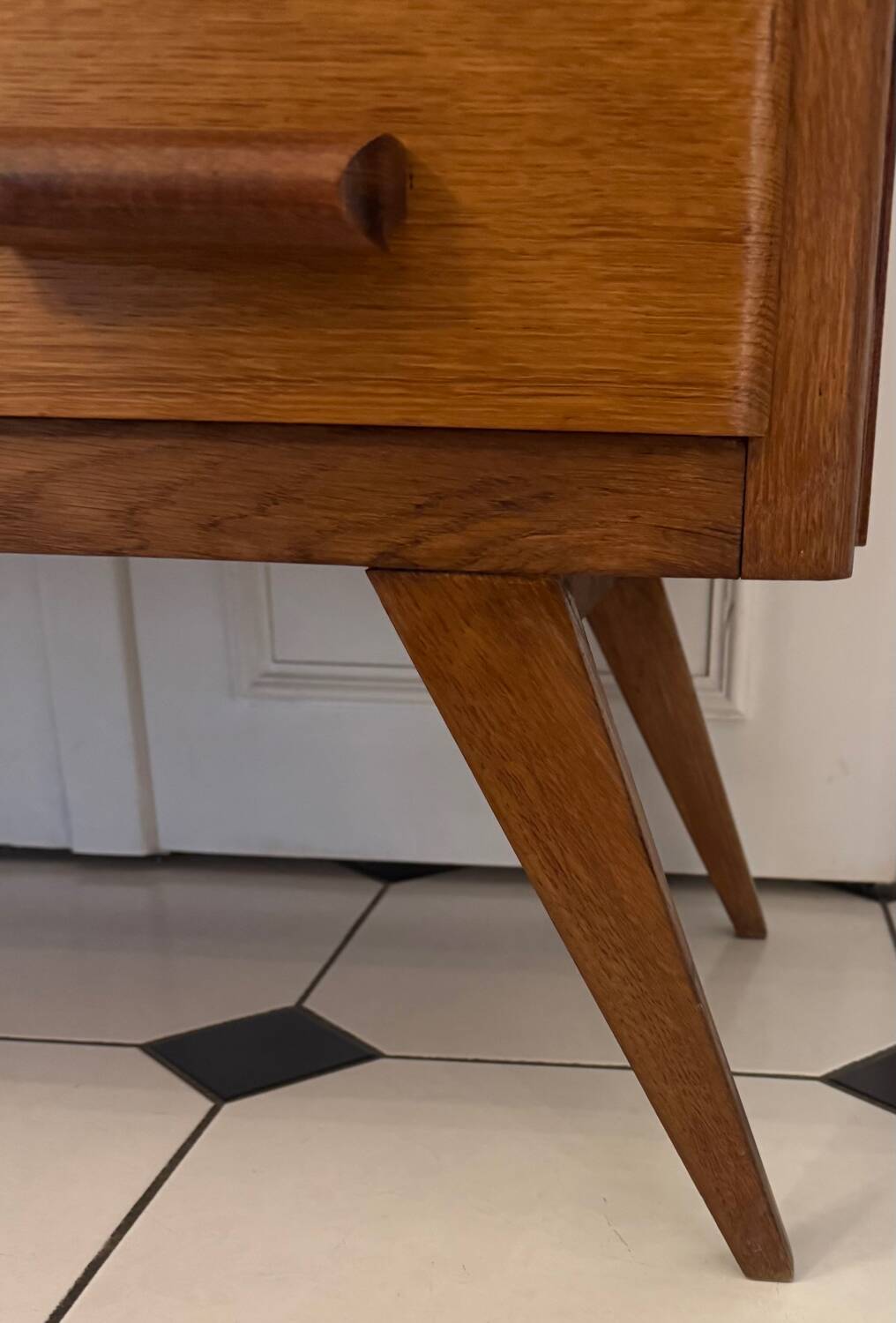 Commode vintage pied compas