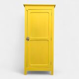 Armoire parisienne bonnetière ancienne jaune poudré.