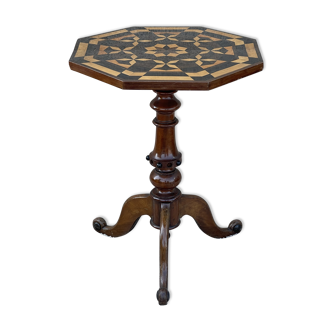 Tripod pedestal table