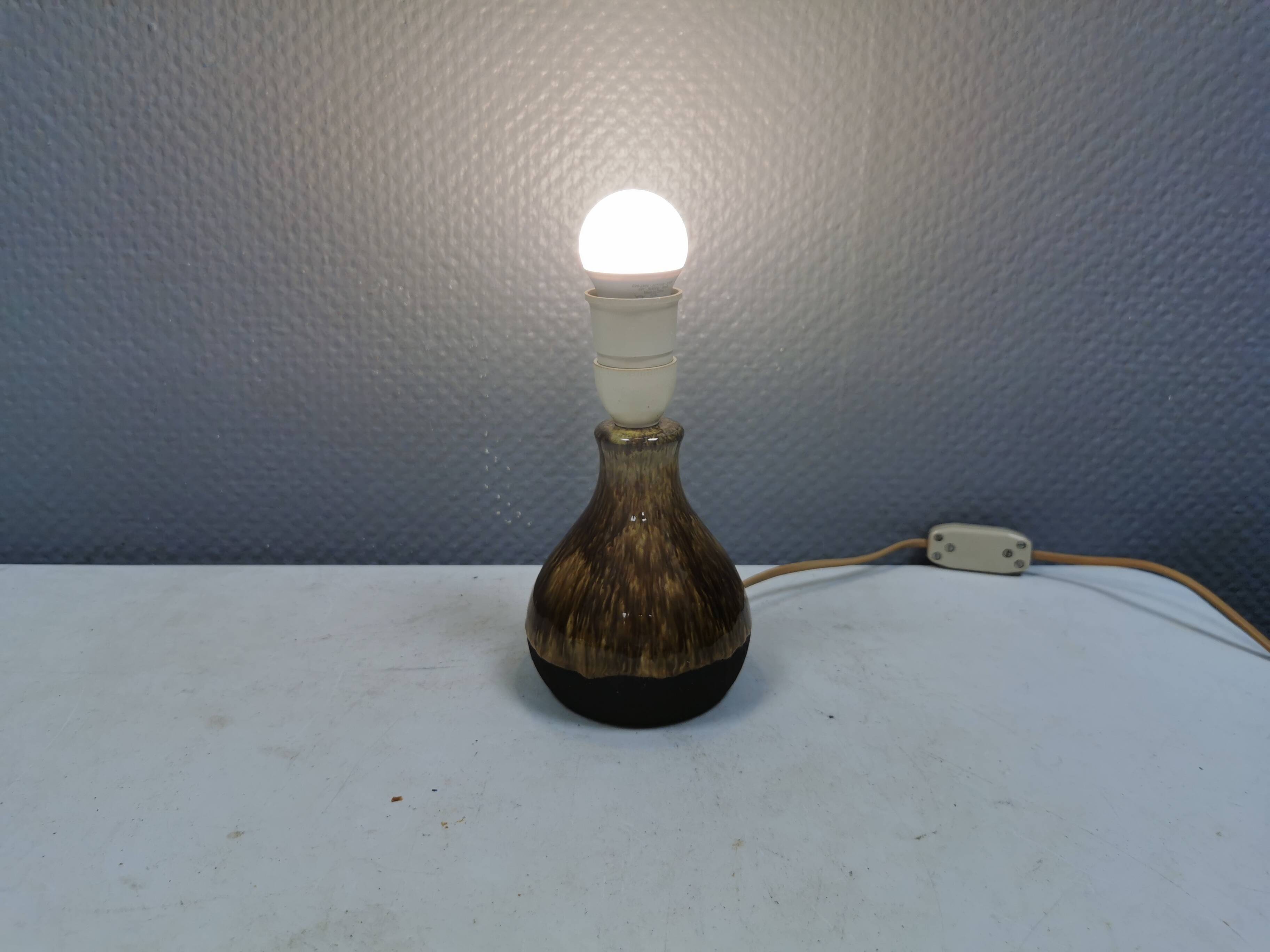 Petite lampe de table en céramique avec émail 'lava' de la céramique Danske Belka, 1970.