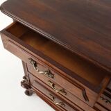Commode ancienne française en chêne sculpté