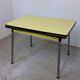 Table et chaises en formica jaune