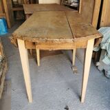 Table ronde à œillets