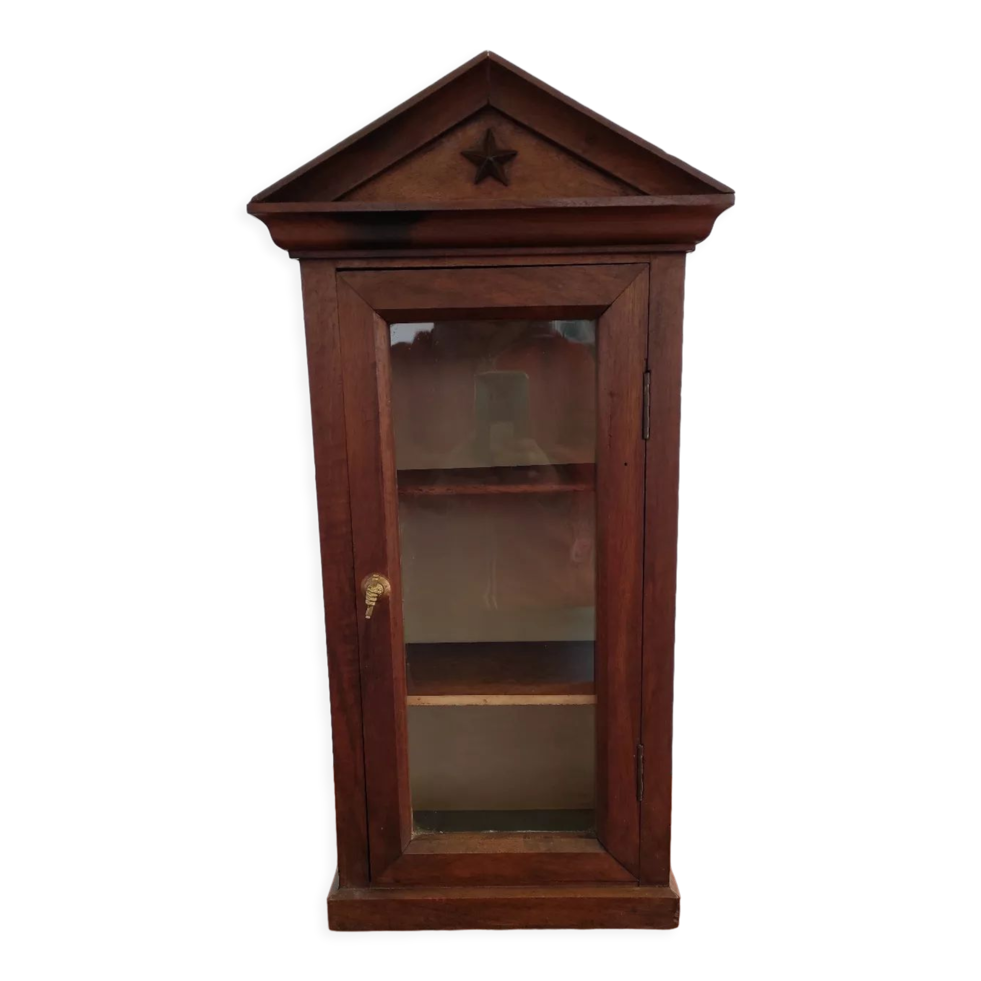 Showcase to pose nineteenth century walnut