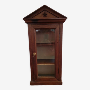 Showcase to pose nineteenth century walnut