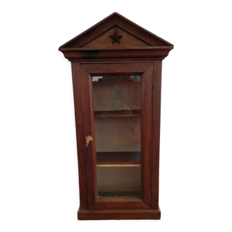 Showcase to pose nineteenth century walnut