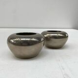 2 bougeoirs en métal argenté, années 70
