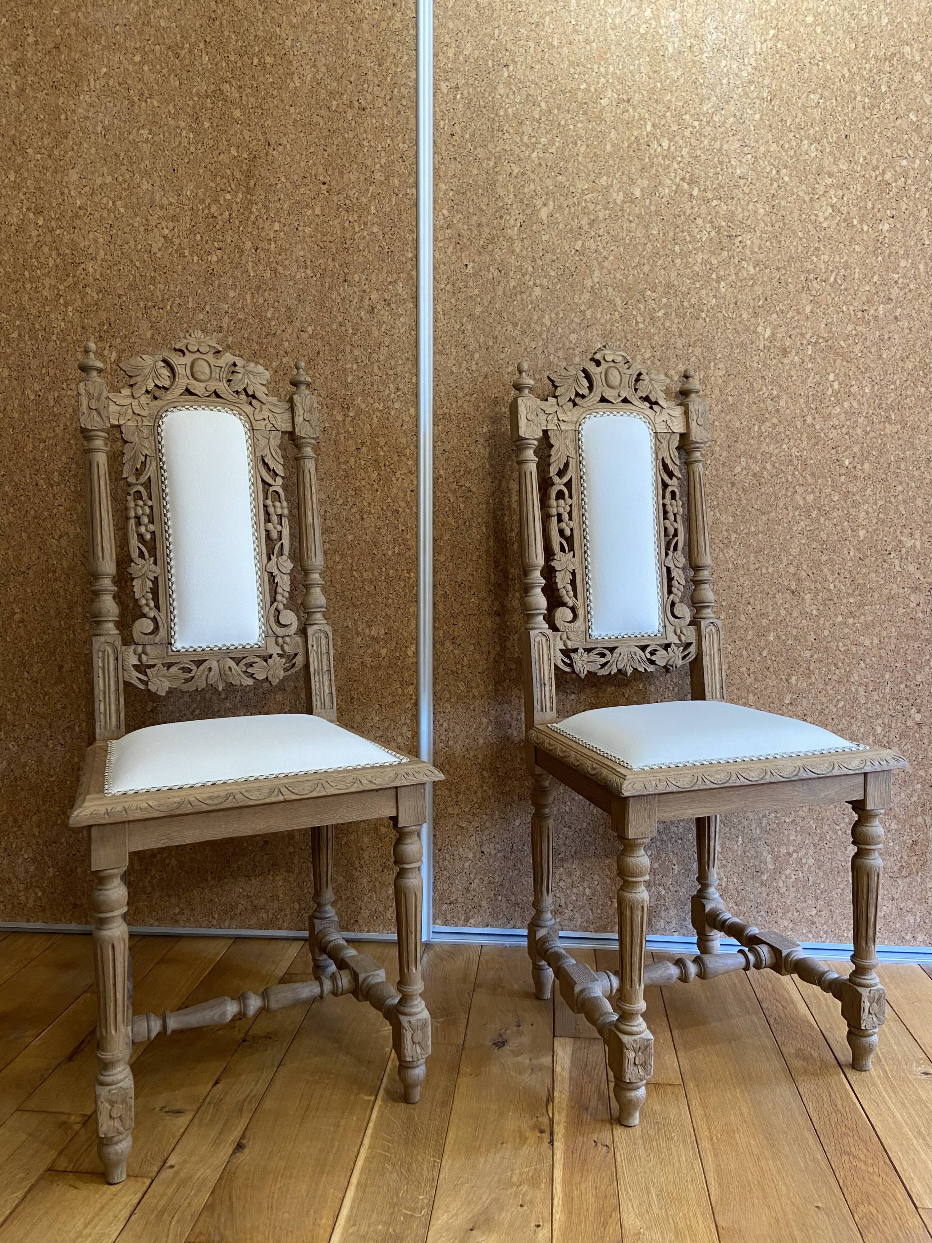 Set of 2 wooden chairs