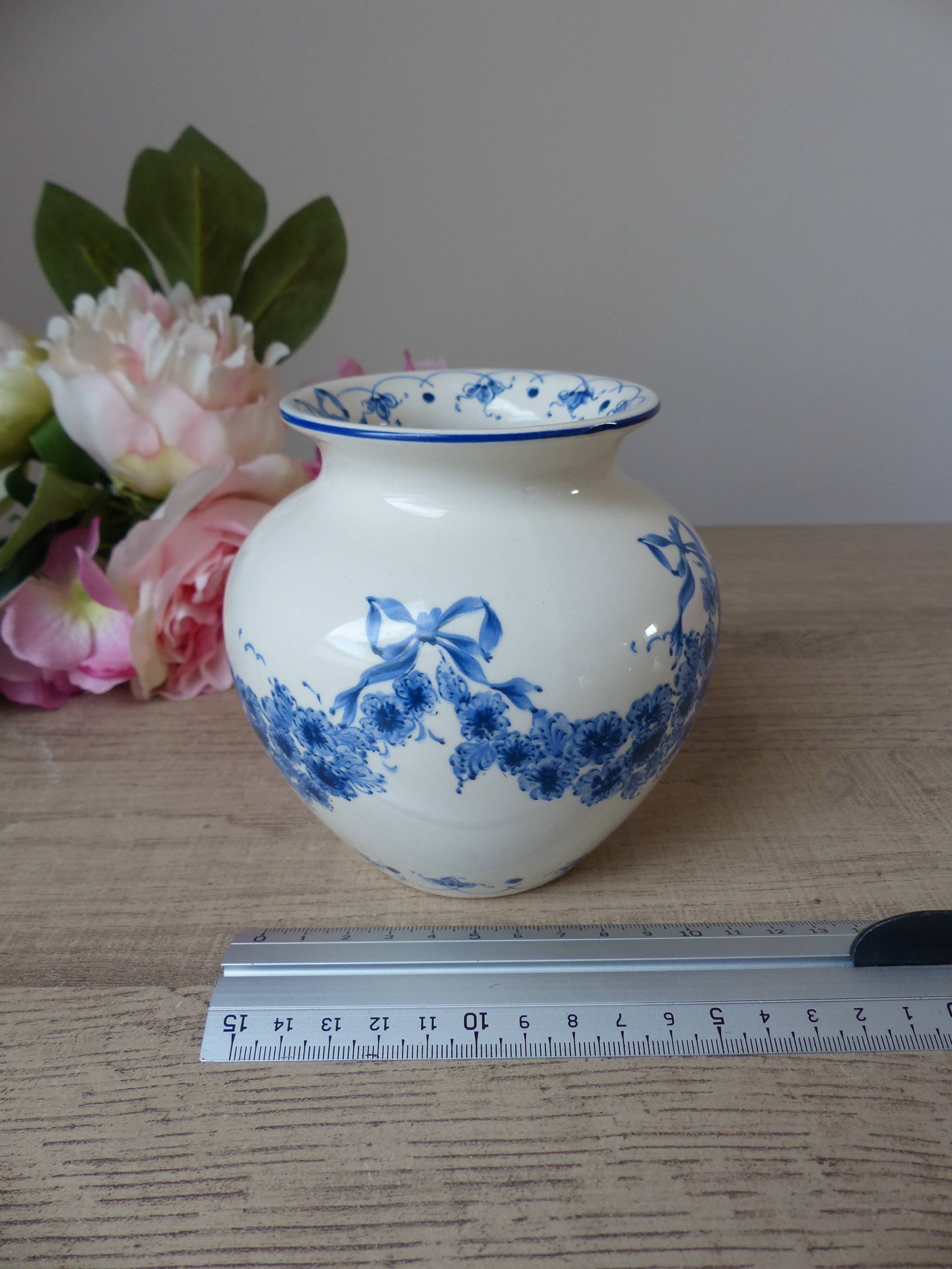 Vase boule signé Sia "Blue Garland"