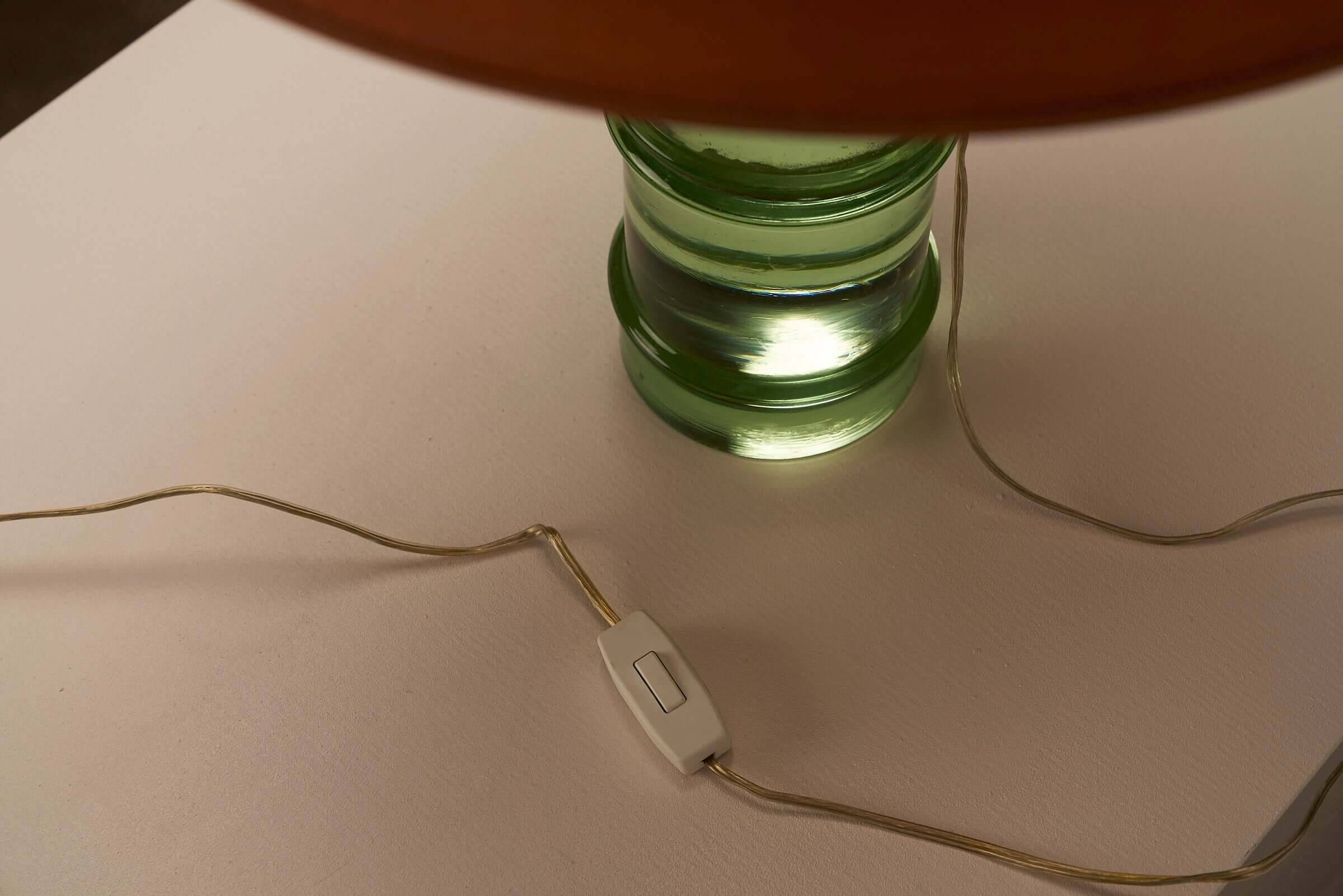 Lampe de table en verre avec abat-jour orange