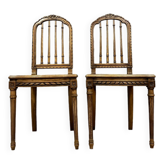 Paire de chaises de style Louis XVI en noyer à dossiers ajourés