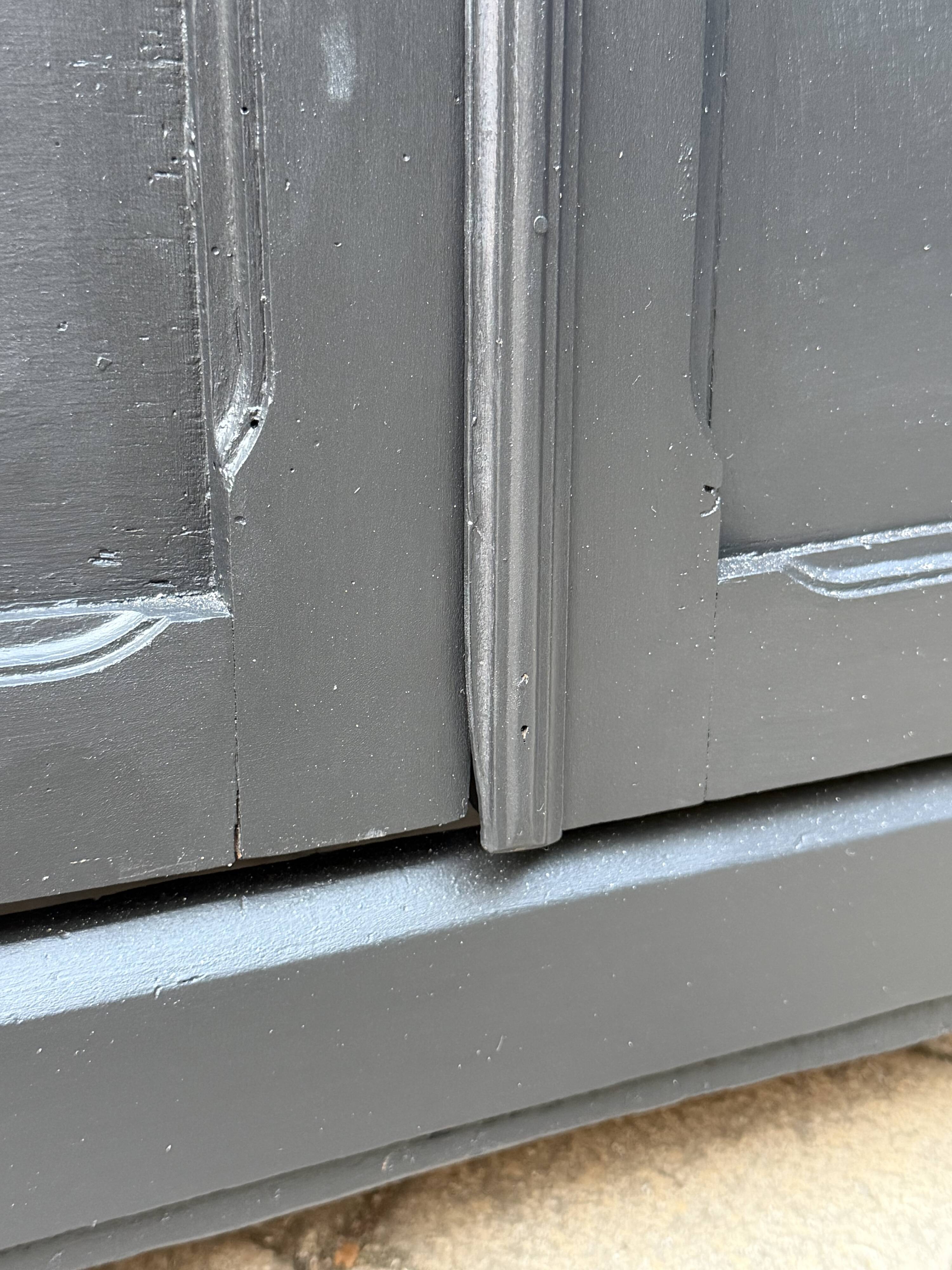 Armoire parisienne noire vitrée rénovée